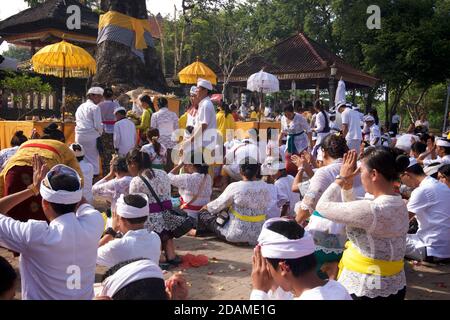 Templegoers balinais en robe de fête pour les célébrations de la fête de Galungan, temple de Sakenan, Bali, Indonésie Banque D'Images