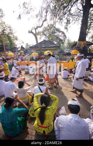 Templegoers balinais en robe de fête pour les célébrations de la fête de Galungan, temple de Sakenan, Bali, Indonésie Banque D'Images
