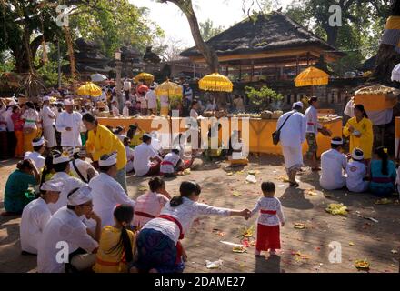 Templegoers balinais en robe de fête pour les célébrations de la fête de Galungan, temple de Sakenan, Bali, Indonésie Banque D'Images