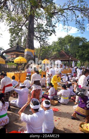Templegoers balinais en robe de fête pour les célébrations de la fête de Galungan, temple de Sakenan, Bali, Indonésie Banque D'Images