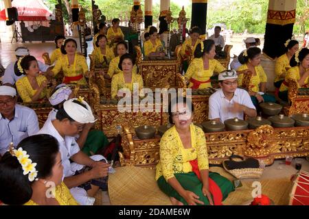 Orchestre de gamelan balinais principalement féminin, temple de Sakenan, Bali, Indonésie Banque D'Images