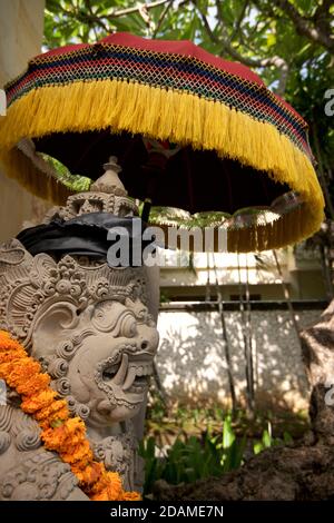 Rakasa - gardien-démon hindou mythique avec de longues dents à l'entrée du temple hindou, Bali, Indonésie. Gardien de porte - Dvarapala Banque D'Images