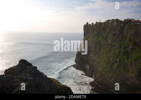 Pura Luhu Uluwatu temple - construit sur un rocher avec une chute droite de 250 pieds à la mer en dessous. Bali, Indonésie Banque D'Images