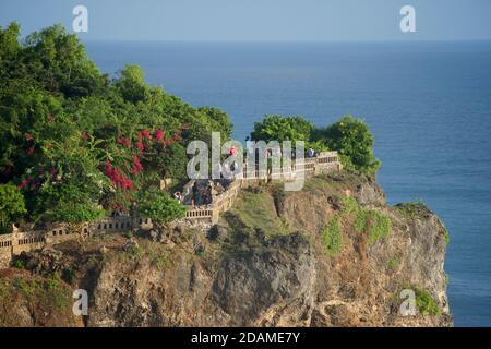 Les falaises d'Uluwatu sur la pointe sw de la péninsule Bukit de Bali, Indonésie. Abrite le temple de Pura Luhur Uluwatu et est la destination de surf numéro quatre au monde Banque D'Images