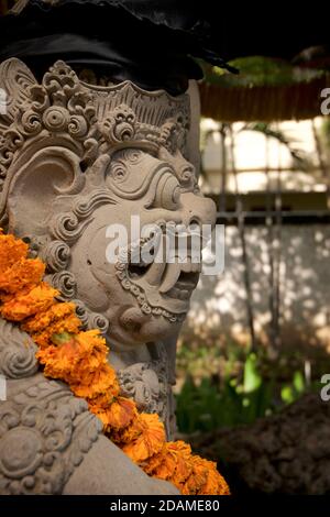 Rakasa - gardien-démon hindou mythique avec de longues dents à l'entrée du temple hindou, Bali, Indonésie. Gardien de porte - Dvarapala Banque D'Images