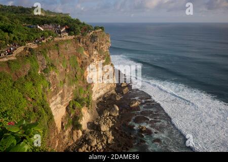 Les falaises d'Uluwatu sur la pointe sw de la péninsule Bukit de Bali, Indonésie. Abrite le temple de Pura Luhur Uluwatu et est la destination de surf numéro quatre au monde Banque D'Images