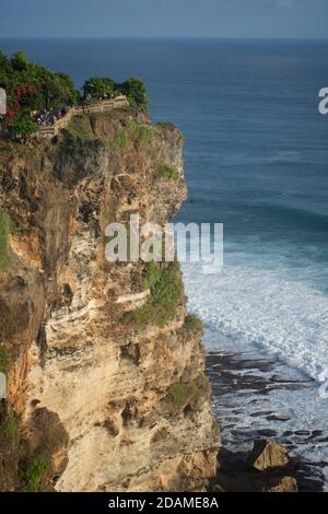 Les falaises d'Uluwatu sur la pointe sw de la péninsule Bukit de Bali, Indonésie. Abrite le temple de Pura Luhur Uluwatu et est la destination de surf numéro quatre au monde Banque D'Images