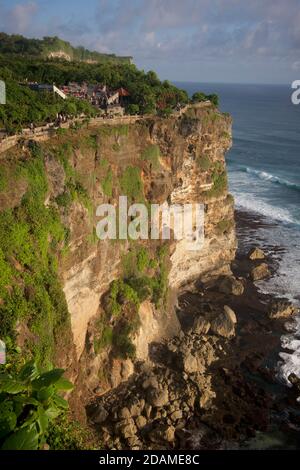 Les falaises d'Uluwatu sur la pointe sw de la péninsule Bukit de Bali, Indonésie. Abrite le temple de Pura Luhur Uluwatu. Banque D'Images