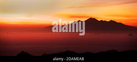 Mont Rinjani à Lombok vu d'une ascension du Mont Batur, Bali, Indonésie Banque D'Images