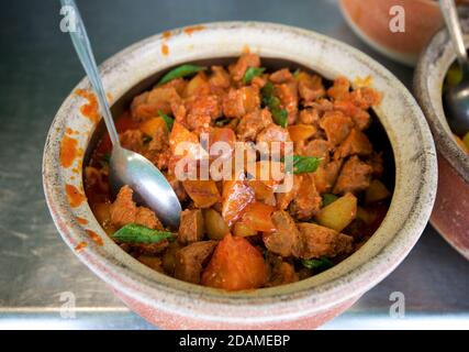 Indo Malay alimentaire à vendre dans le quartier indien de Kuala Lumpur. Brickfields, Malaisie, Asie du Sud-est. Cuisine indienne végétarienne. Banque D'Images