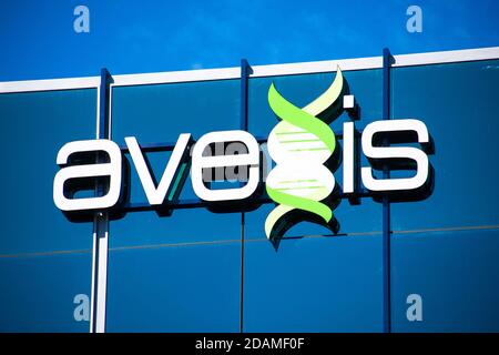 Logo AveXis sur le siège social. AveXis est une société de biotechnologie acquise par Novartis International AG - San Diego, Californie, Etats-Unis - 2020 Banque D'Images