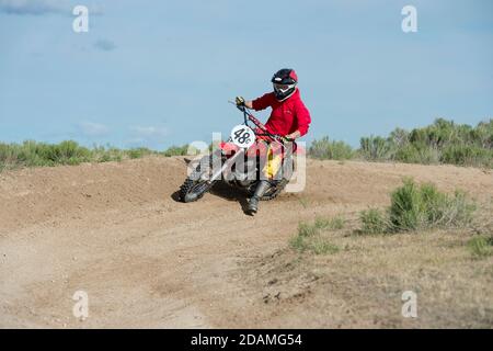 Cycliste conduisant un vélo d'époque Bultaco (MR) Banque D'Images