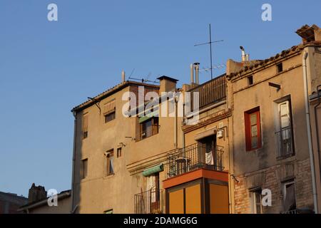 Une façade ancienne et ancienne de village à Manresa, Catalogne, Espagne Banque D'Images