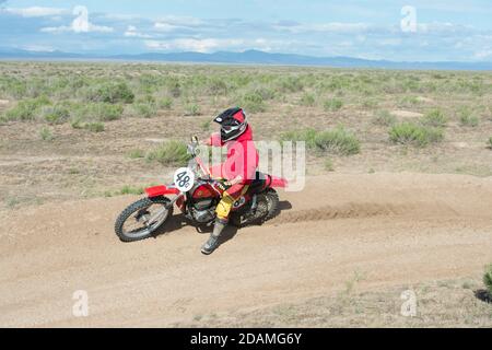 Cycliste conduisant un vélo d'époque Bultaco (MR) Banque D'Images