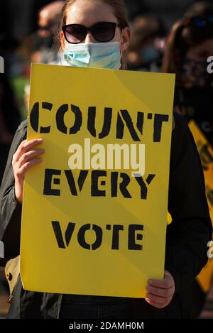 Copley Square, Boston, Massachusetts, États-Unis, 7 novembre 2020. Un certain nombre d'organisations communautaires se sont réunies pour exiger que la démocratie soit protégée et que chaque vote aux élections de 2020 soit compté. La photo montre une jeune étudiante pendant la protection. Lors de la démonstration, tous ont été tenus de porter un masque ou un masque facial et, dans la mesure du possible, à distance sociale. Banque D'Images