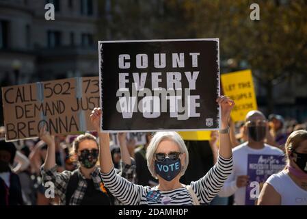 Copley Square, Boston, Massachusetts, États-Unis, 7 novembre 2020. Un certain nombre d'organisations communautaires se sont réunies pour exiger que la démocratie soit protégée et que chaque vote aux élections de 2020 soit compté. La photo montre une femme d'âge moyen avec un panneau pendant la démonstration. Lors de la démonstration, tous ont été tenus de porter un masque ou un masque facial et, dans la mesure du possible, à distance sociale. Banque D'Images