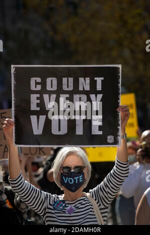 Copley Square, Boston, Massachusetts, États-Unis, 7 novembre 2020. Un certain nombre d'organisations communautaires se sont réunies pour exiger que la démocratie soit protégée et que chaque vote aux élections de 2020 soit compté. La photo montre une femme d'âge moyen avec un panneau pendant la démonstration. Banque D'Images