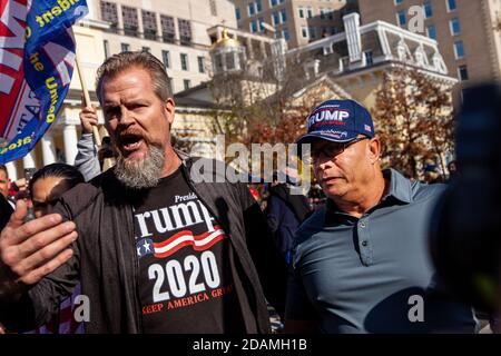 Washington, DC, Etats-Unis, 13 novembre 2020. Sur la photo : environ 40-50 partisans de Trump se sont rassemblés sur la place avant les événements d'alt-Right samedi. Ils ont tenté sans succès de provoquer des combats avec une douzaine de manifestants anti-racistes. Ils ont également retiré de la clôture l'art de la protestation contre le racisme, où il a été exposé depuis six mois. Crédit : Allison C Bailey/Alay Live News Banque D'Images