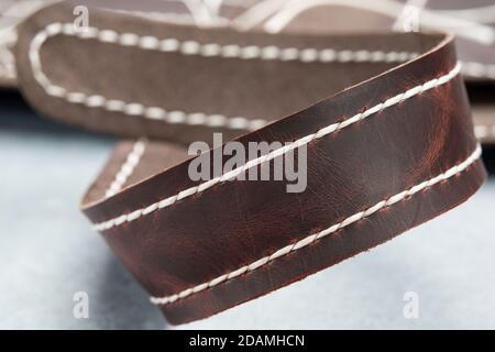 ceinture en cuir marron avec coutures blanches Banque D'Images