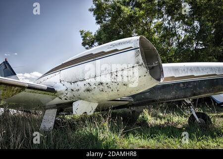 le capot d'un vieux moteur double abandonné avion dans un champ d'herbe Banque D'Images