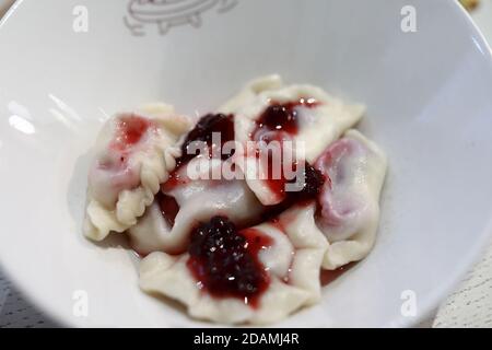 Boulettes avec confiture de cerises sur l'assiette du restaurant Banque D'Images