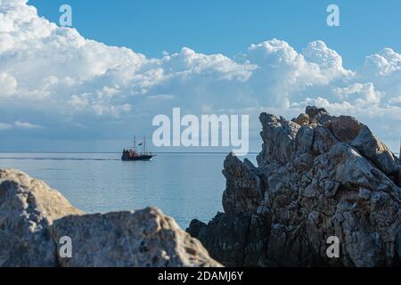 Grèce, Crète - 09/29/2015 - 10/02/2019: Bateau touristique sur le fond de l'horizon et des nuages Cumulus. Photo Banque D'Images