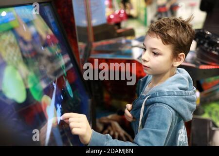 Jeu pour enfants sur écran tactile dans le parc de loisirs Banque D'Images