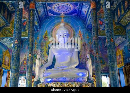 CHIANG RAY, THAÏLANDE - 17 DÉCEMBRE 2018 : sculpture blanche d'un Bouddha assis en gros plan. Temple bouddhiste de Wat Rong Sear Tean (Temple bleu) Banque D'Images