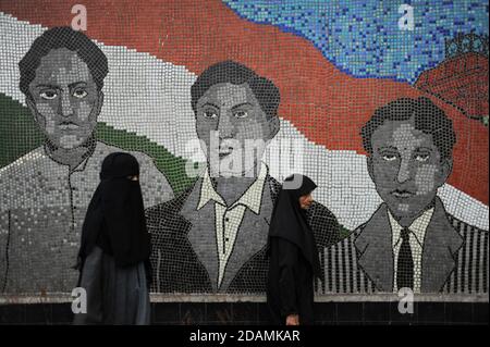 21.02.2011, Kolkata (Calcutta), Bengale-Occidental, Inde, Asie - deux femmes voilées marchent devant une mosaïque de carreaux colorés à l'extérieur d'une station de métro. Banque D'Images