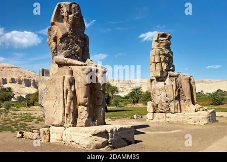 Statues de pierre géant du pharaon Aménophis III, près de la Vallée des Rois, Louxor, Egypte Banque D'Images