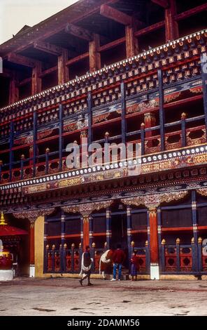 Cour intérieure de Rinpung Dzong, Paro, Bhoutan Banque D'Images