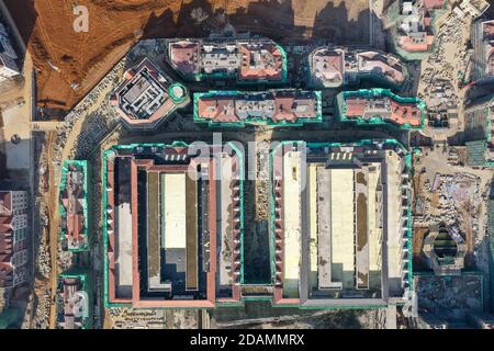 Pékin, Chine. 13 novembre 2020. Une photo aérienne prise le 13 novembre 2020 montre le site de construction du centre de données « Huawei Cloud » dans la nouvelle zone de Guian, dans la province de Guizhou, au sud-ouest de la Chine. Depuis 2014, date à laquelle la nouvelle zone de Guian a été officiellement approuvée pour être construite en tant que centre de l'industrie du Big Data, la nouvelle zone a jusqu'à présent prévu 14 centres de données de grande ou très grande envergure avec des investissements prévus pour un montant de 47 milliards de yuans (environ 7.1 milliards de dollars américains). Credit: Ou Dongqu/Xinhua/Alamy Live News Banque D'Images