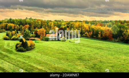 Ferme à la limite de l'Elm en Allemagne avec une grande zone de prairie cultivée près du Reitlingstal, vue aérienne Banque D'Images