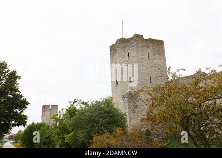 Vue sur le mur de la ville de Visby, situé dans la province suédoise de Gotland. Banque D'Images