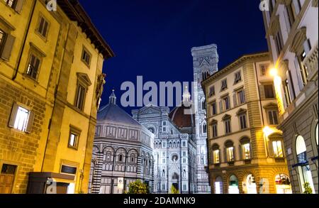 Duomo de Florence, Cattedrale di Santa Maria del Fiore, Basilique de Sainte Marie de la Cathédrale de fleurs et Battistero di San Giovanni sur la Piazza del Duomo Banque D'Images