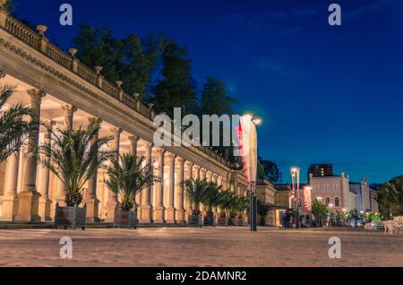 Le Mill Colonnade Mlynska kolonada, bâtiment néo-Renaissance avec colonnes et sources d'eau chaude dans la ville thermale Karlovy Vary Carlsbad centre-ville historique, vue nocturne, Bohême de l'Ouest, République Tchèque Banque D'Images