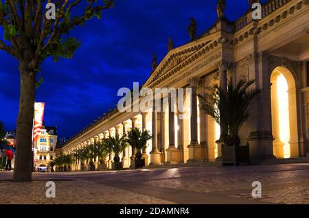 Le Mill Colonnade Mlynska kolonada, bâtiment néo-Renaissance avec colonnes et sources d'eau chaude dans la ville thermale Karlovy Vary Carlsbad centre-ville historique, vue nocturne, Bohême de l'Ouest, République Tchèque Banque D'Images