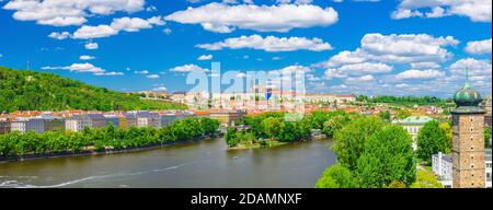 Panorama du centre historique de Prague avec le château de Prague, la cathédrale Saint-Vitus, le quartier de Hradcany, les collines verdoyantes et la rivière Vltava, ciel bleu. Vue panoramique aérienne de Prague, République tchèque Banque D'Images