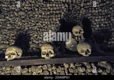 Kutna Hora, République tchèque, 14 mai 2019 : os et crânes humains. Rangée de crânes. Collection Skulls. Symbole de la mort, de la peur et du mal. Eglise de Kostnice à Kutna Hora. Banque D'Images