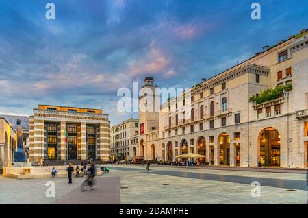 Brescia, Italie, 10 septembre 2019 : immeuble de la poste, Tour de la Révolution Torre della Rivoluzione sur la Piazza della Vittoria place de la victoire bâtiments de style rationalisme Art déco, centre historique Banque D'Images