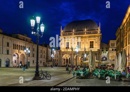 Brescia, Italie, 10 septembre 2019 : Palais della Loggia Hôtel de ville, Monte di Pieta Vecchio immeuble de style Renaissance sur la place Piazza della Loggia, centre historique, vue nocturne Banque D'Images