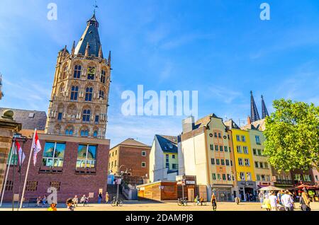 Cologne, Allemagne, 23 août 2019 : tour Rathaus de l'hôtel de ville avec flèche et horloge et bâtiments colorés sur la place Alter Markt dans le centre historique, fond bleu ciel Banque D'Images