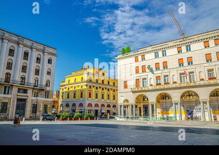 Brescia, Italie, 11 septembre 2019 : immeuble Assicurazioni Generali sur la Piazza della Vittoria la place de la victoire avec l'architecture art déco bâtiments de style rationalisme, centre-ville historique, Lombardie Banque D'Images