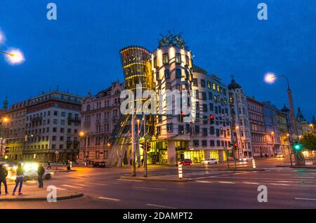 Prague, République tchèque, 12 mai 2019: Vue en soirée du pont d'observation de la Maison de danse, Bâtiment nationale Nederlanden, carrefour, danse soufflage Ginger et Fred, Architectes Vlado Milunich et Frank Gary Banque D'Images