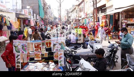 Beawar, Inde. 13 novembre 2020. Vue sur un marché bondé pendant le festival Dhanteras à la veille du festival Diwali à Beawar. Diwali ou Deepavali marque le triomphe du bien sur le mal et le plus grand festival hindou, le plus brillant et le plus important de l'Inde. (Photo de Sumit Saraswat/Pacific Press) crédit: Pacific Press Media production Corp./Alay Live News Banque D'Images