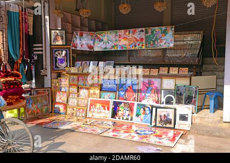 Beawar, Inde. 13 novembre 2020. Photos de plusieurs dieux hindous à vendre dans une boutique du marché à la veille du festival Diwali à Beawar. Diwali ou Deepavali marque le triomphe du bien sur le mal et le plus grand festival hindou, le plus brillant et le plus important de l'Inde. (Photo de Sumit Saraswat/Pacific Press) crédit: Pacific Press Media production Corp./Alay Live News Banque D'Images