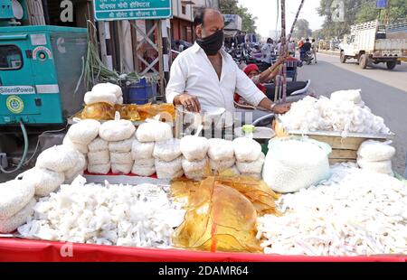 Beawar, Inde. 13 novembre 2020. Vendeur de rue vendant des bonbons et du matériel de culte pour la déesse Laxmi Puja à la veille du festival Diwali à Beawar. Diwali ou Deepavali marque le triomphe du bien sur le mal et le plus grand festival hindou, le plus brillant et le plus important de l'Inde. (Photo de Sumit Saraswat/Pacific Press) crédit: Pacific Press Media production Corp./Alay Live News Banque D'Images