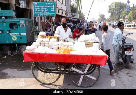 Beawar, Inde. 13 novembre 2020. Vendeur de rue vendant des bonbons et du matériel de culte pour la déesse Laxmi Puja à la veille du festival Diwali à Beawar. Diwali ou Deepavali marque le triomphe du bien sur le mal et le plus grand festival hindou, le plus brillant et le plus important de l'Inde. (Photo de Sumit Saraswat/Pacific Press) crédit: Pacific Press Media production Corp./Alay Live News Banque D'Images