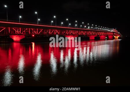 Le pont du port d'Auckland est illuminé en rouge dans le cadre de la commémoration de l'ANZAC qui a lieu le 25 avril de chaque année. Banque D'Images