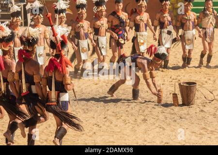 Groupe de tribesmen de naga vêtus de leur danse traditionnelle Pendant le festival Hornbill à Nagaland Inde le 4 décembre 2016 Banque D'Images